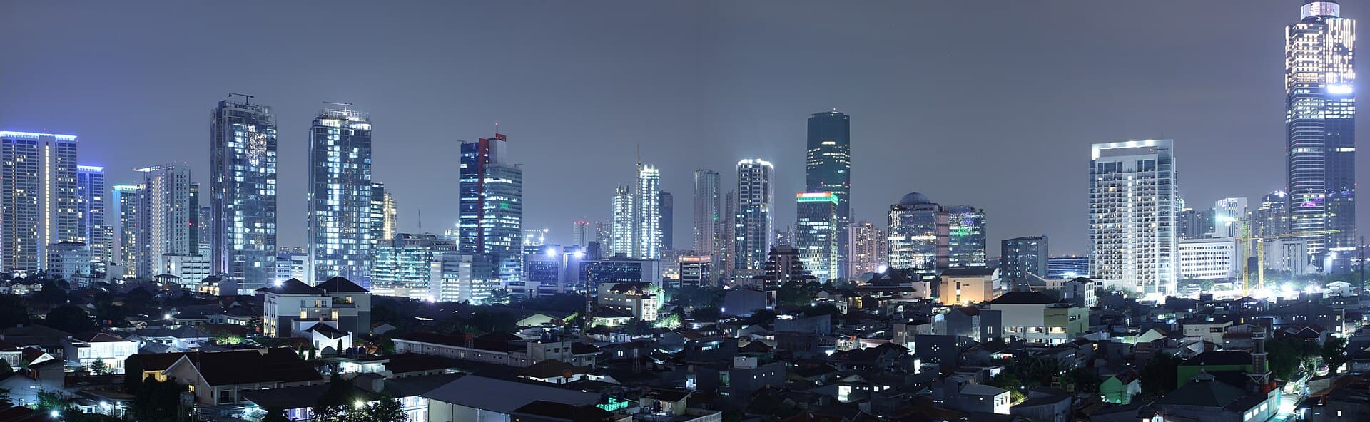 Gedung-gedung di kawasan Rasuna Said, Jakarta Selatan, pada malam hari